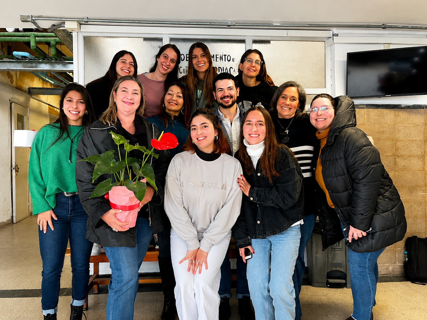Lourdes Istebot con compañeros de facultad — UdelaR Cosmetología Médica