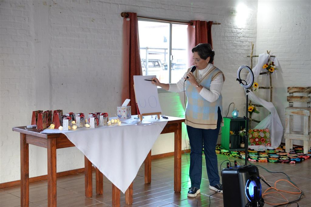 Lourdes Istebot dando clase de cosmetología