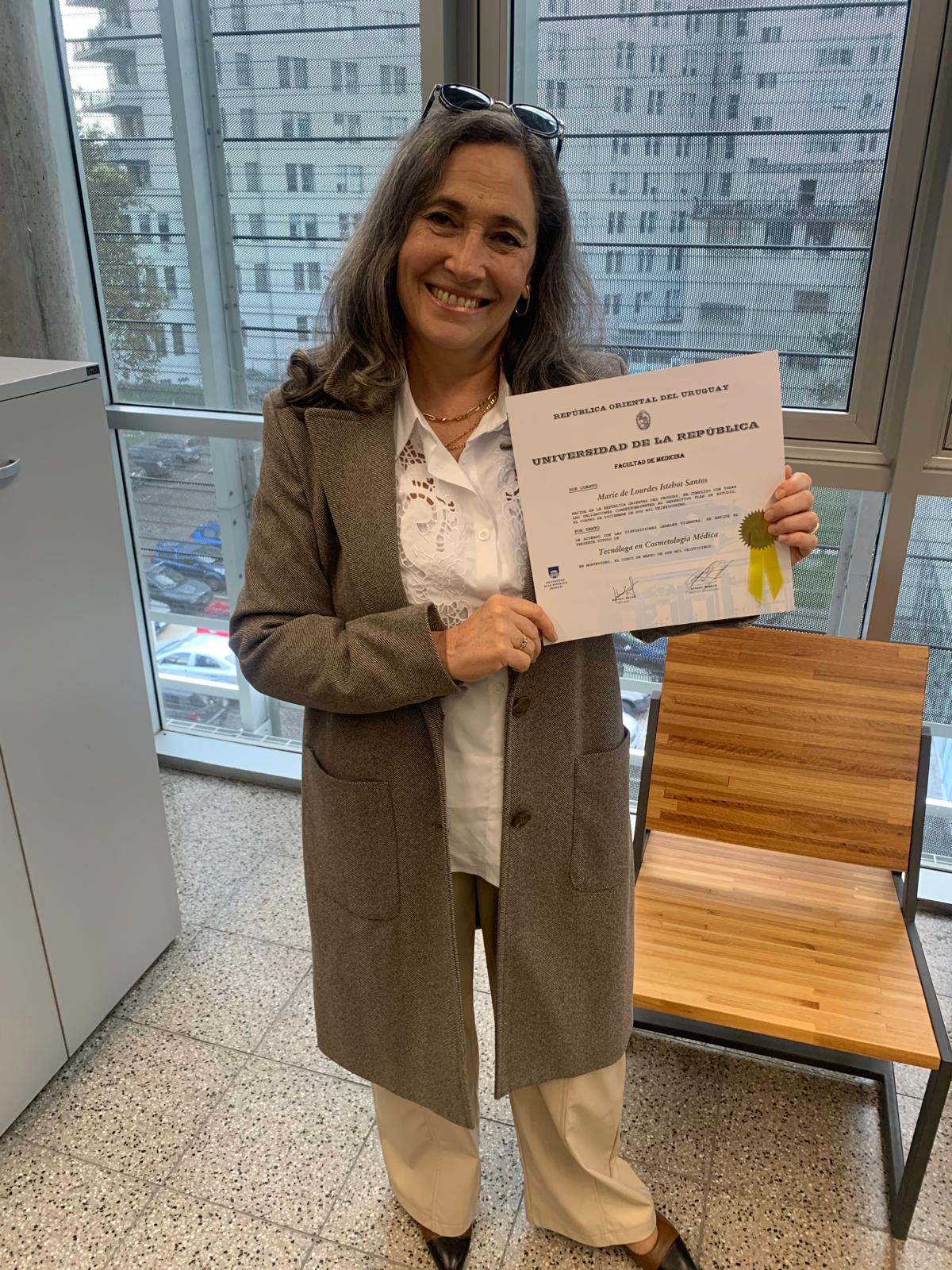 Lourdes Istebot con diploma de cosmetología médica